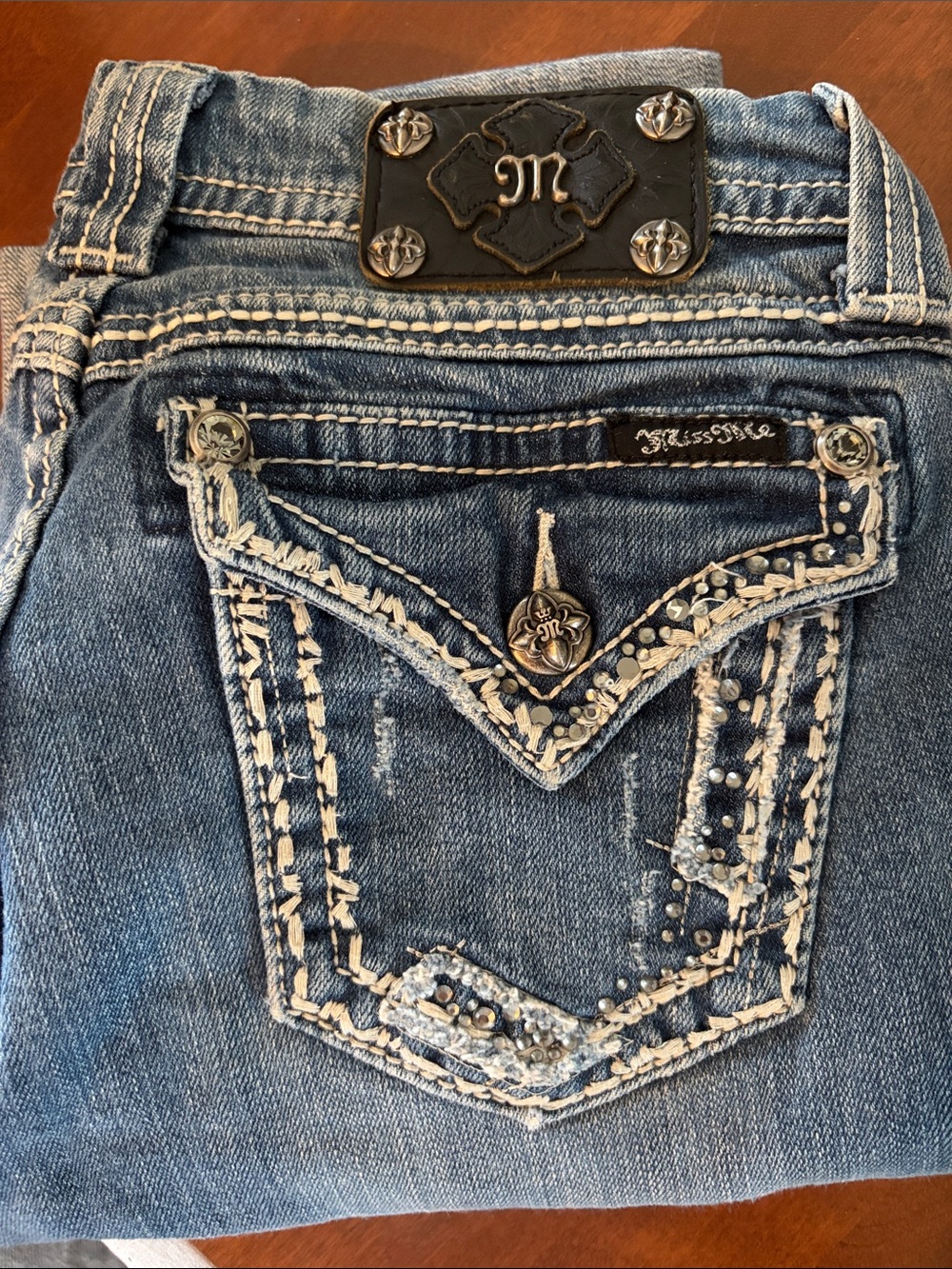 Embellished Blue Women’s Jeans with Contrast Stitching Miss Me Easy cropped